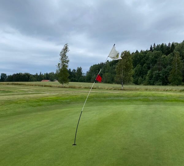 Rinkkulaiset Kontron kannoilla – Avauspäivän puheenaiheena viheriöt ja järkyttävä keli